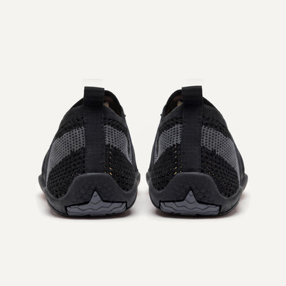 Attività Vie in Black, pair, view from behind